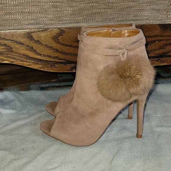 Beautiful Shoe Republic L.A. Fuax Suade Booties! - Picture 2 of 9